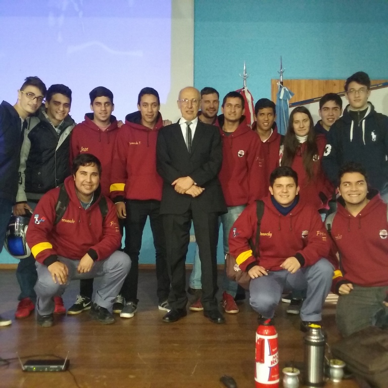 Alumnos de nuestra escuela junto al Ing. Benedetti