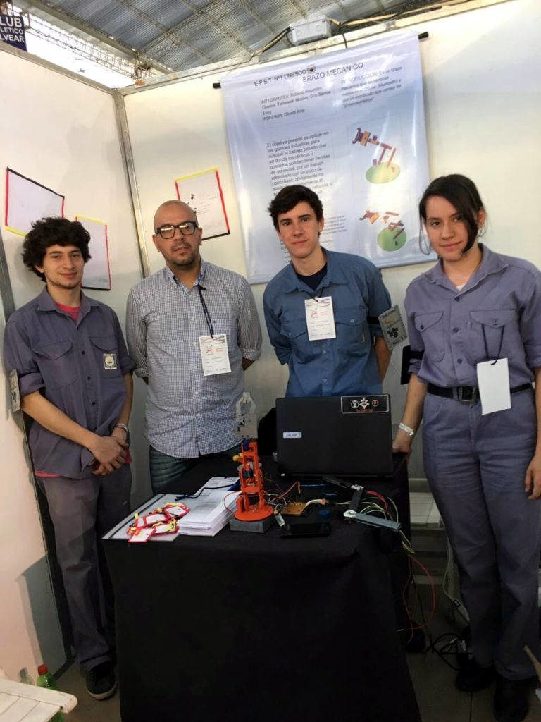 El stand de la indu exponiendo el brazo mecánico