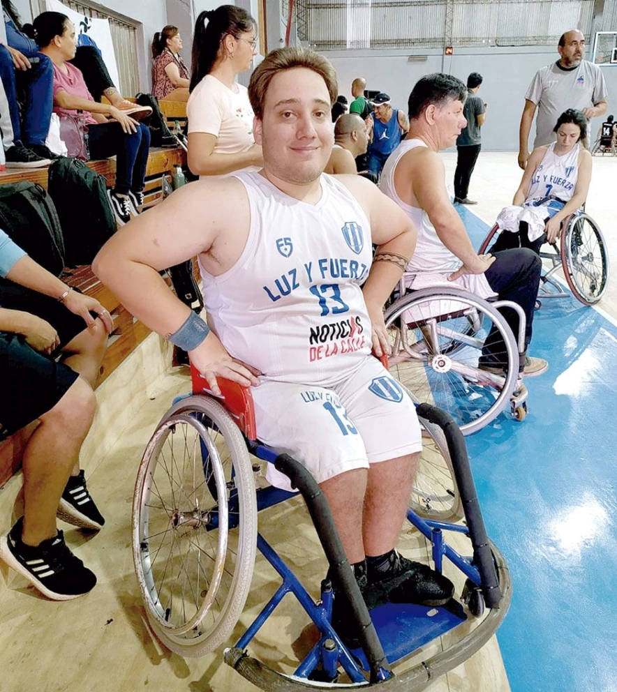 La sillas fabricadas son destinadas a los jugadores del club Luz y Fuerza.